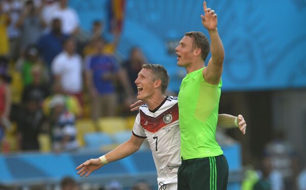 Футболисты сборной Германии Бастиан Швайнштайгер (слева) и вратарь сборной Германии Мануэль Нойер