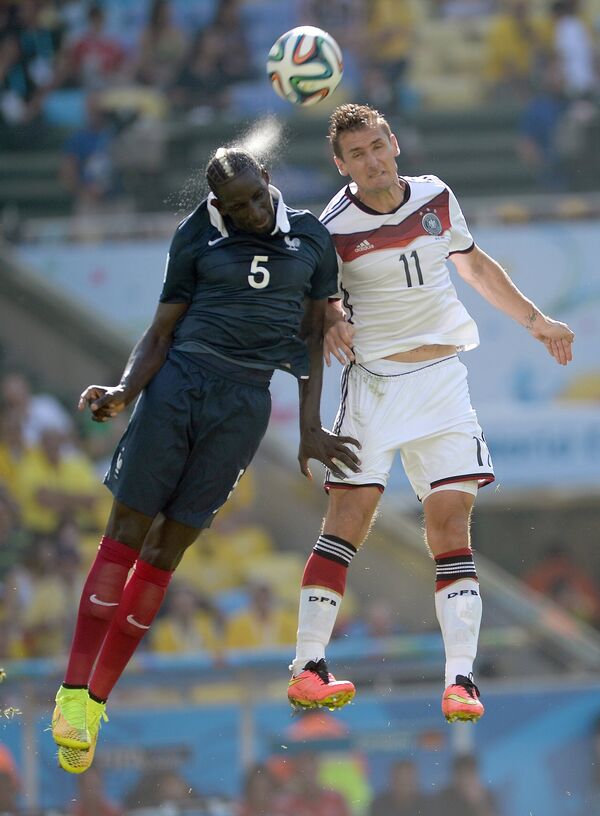 Защитник сборной Франции Мамаду Сако (слева) и нападающий сборной Германии Мирослав Клозе