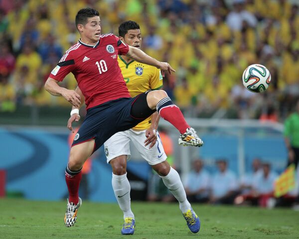 Нападающий сборной Бразилии Халк (справа) и нападающий сборной Колумбии Хамес Родригес