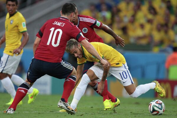 Нападающий сборной Бразилии Неймар (справа) и нападающий сборной Колумбии Хамес Родригес