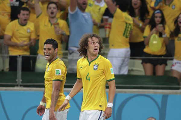 На фото: нападающий сборной Бразилии Халк (слева) и защитник Давид Луис.