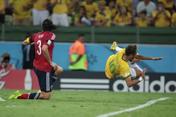 На фото: форвард сборной Бразилии Неймар (справа) и защитник сборной Колумбии Марио Йепес.