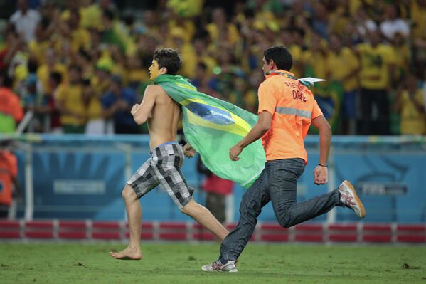 Стюард преследует бразильского болельщика