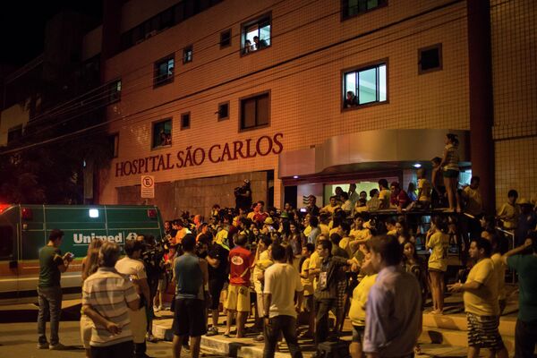 Болельщики у госпиталя, куда отвезли форварда сборной Бразилии Неймара.
