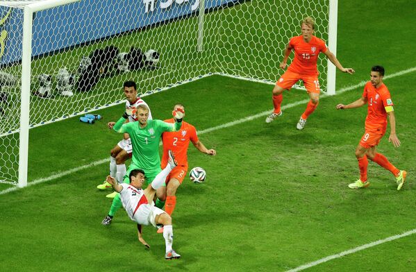 Защитник сборной Коста-Рики Джонни Акоста (слева) атакует ворота сборной Голландии