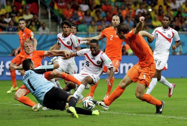 Игровой момент матча Голландия - Коста-Рика