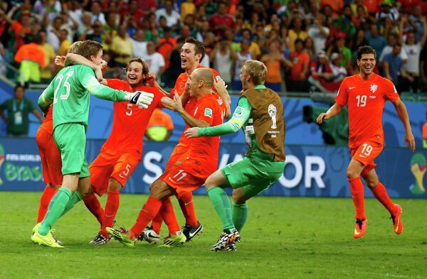 Футболисты сборной Голландии радуются выходу в полуфинал ЧМ-2014