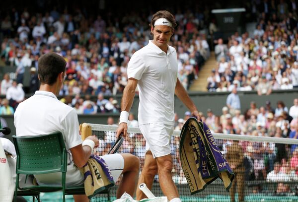 Роджер Федерер (Справа) смотрит на Новака Джоковича в финальном матче Уимблдона