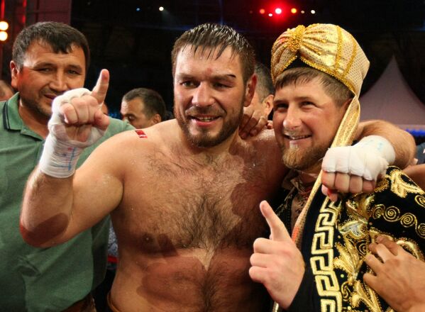 Рамзан Кадыров (справа) поздравляет Руслана Чагаева