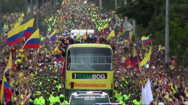 Тысячи фанатов с флагами ликовали, приветствуя сборную Колумбии по футболу