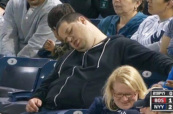 Болельщик, уснувший на бейсбольном матче Нью-Йорк Янкиз и Бостон Ред Сокс