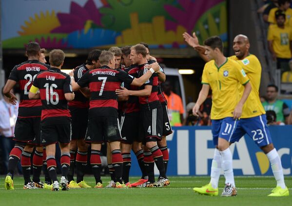 Футболисты сборной Германии празднуют забитый гол в ворота бразильцев в полуфинале ЧМ