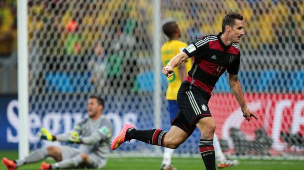 Нападающий сборной Германии Мирослав Клозе празднует гол в ворота бразильцев в полуфинале ЧМ-2014