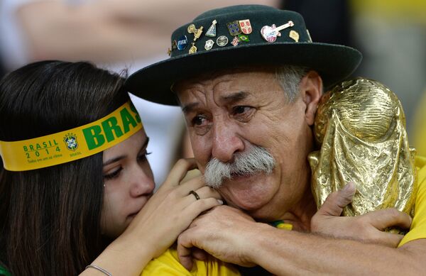 Болельщики сборной Бразилии расстроены поражением своей команды.
