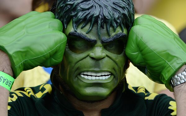 Болельщик сборной Бразилии в маске героя фильма Невероятный Халк.
