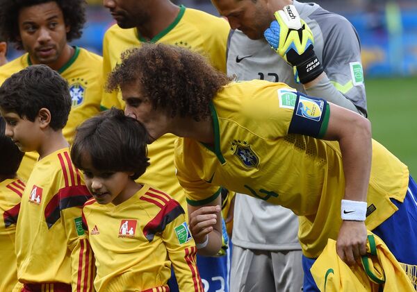 Защитник сборной Бразилии Давид Луис (справа).