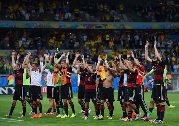 Футболисты сборной Германии радуются победе.