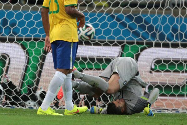 Вратарь сборной Бразилии Жулио Сезар пропускает гол
