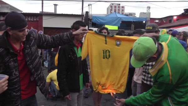 Болельщики рвали и жгли футболки сборной Бразилии после поражения на ЧМ-2014
