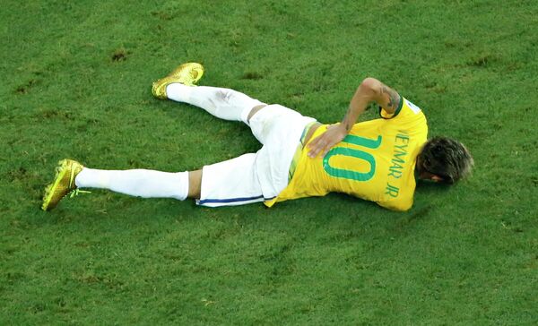 Бразильский форвард Неймар, получивший травму в четвертьфинальном матче ЧМ