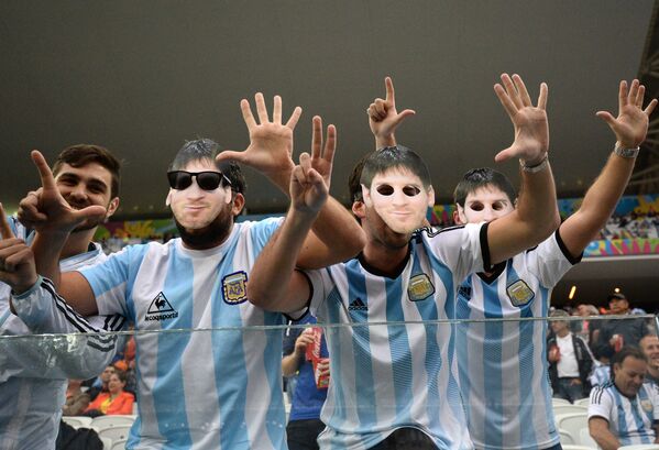 Болельщики сборной Аргентины в масках форварда Лионеля Месси.