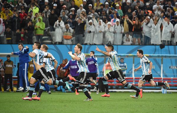 Футболисты сборной Аргентины Серхио Агуэро, Родриго Паласио, Лукас Билья, Маркос Рохо и Лионель Месси (слева направо) радуются победе в полуфинальном матче чемпионата мира.
