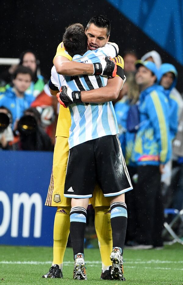 Серхио Ромеро и форвард сборной Аргентины Лионель Месси (справа) радуются победе.