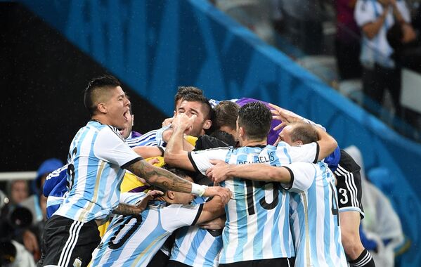 Футболисты сборной Аргентины радуются победе