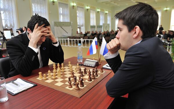 Российские шахматисты Владимир Крамник и Ян Непомнящий (слева направо)