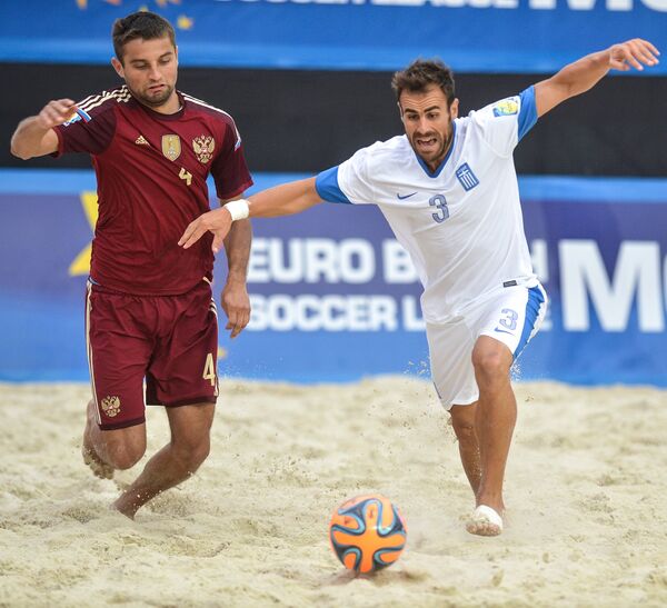 Игрок сборной России Алексей Макаров (слева) и игрок сборной Греции Спиридон Пападопулос