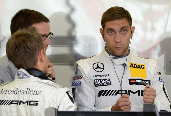 Пилот команды Mercedes AMG Виталий Петров (справа)