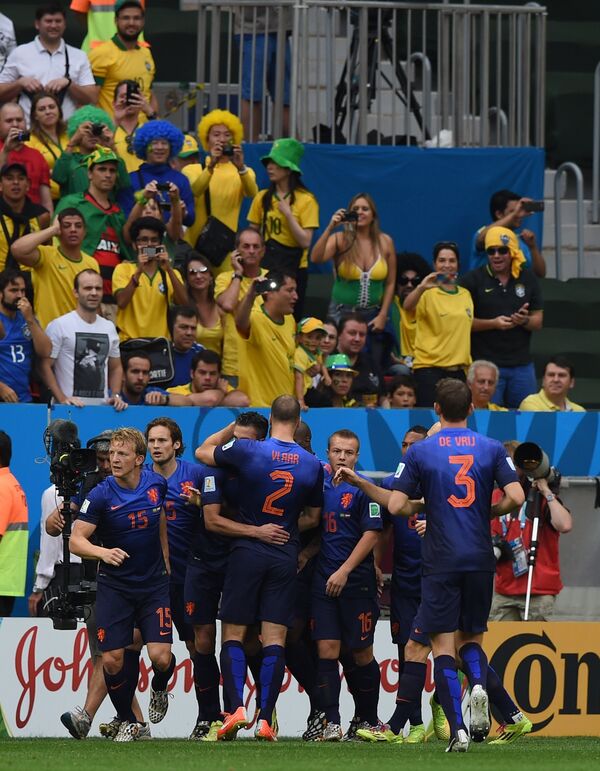 Футболисты сборной Нидерландов радуются голу в матче за третье место чемпионата мира по футболу