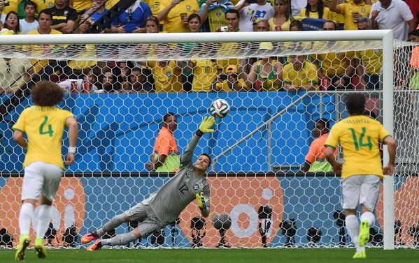 Вратарь сборной Бразилии Жулио Сезар пропускает гол в матче за третье место чемпионата мира