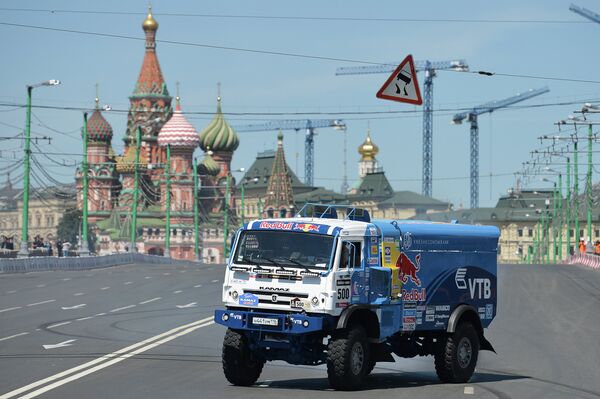 Эдуард Николаев пилотирует автомобиль команды КАМАЗ-Мастер во время шоу Moscow City Racing 2014