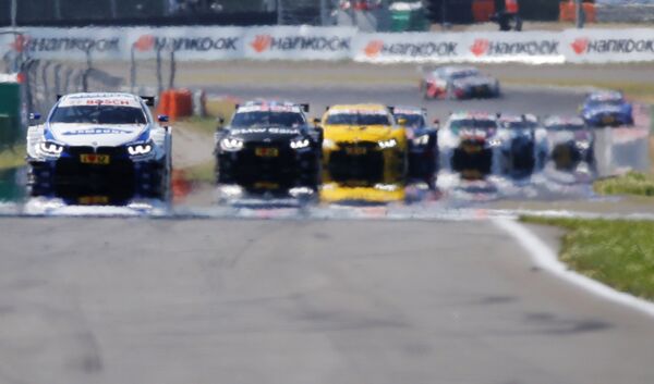 Автомомбили на трассе во время гонки чемпионата по кузовным гонкам (DTM)