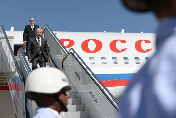 Президент России Владимир Путин во время церемонии встречи на авиабазе Галеао в ходе официального визита в Бразилию