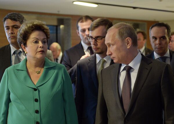 13 июля 2014. Президент России Владимир Путин (в центре) и президент Бразилии Дилма Роуссефф