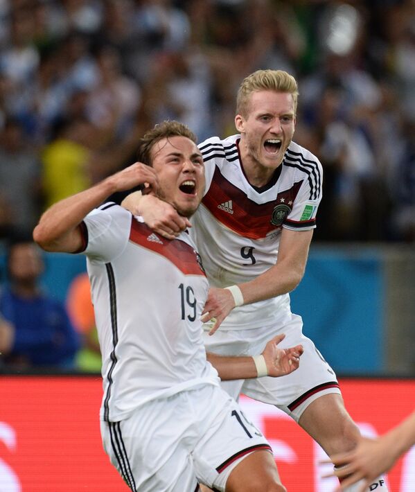 Футболисты сборной Германии Марио Гетце (слева) и Андре Шюррле радуются голу в финальном матче чемпионата мира.