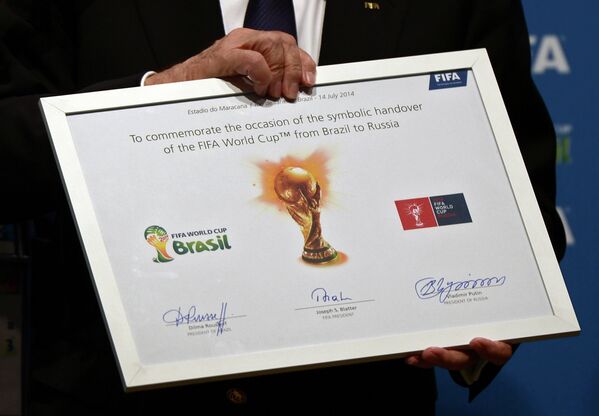 Президент Международной федерации футбола (ФИФА) Йозеф Блаттер во время торжественной церемонии передачи подписанного сертификата