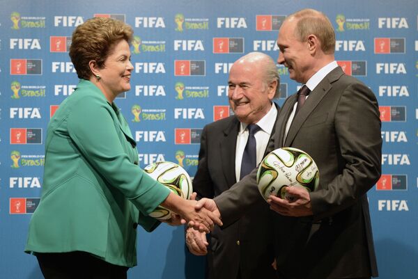 Президент России Владимир Путин, президент Международной федерации футбола (ФИФА) Йозеф Блаттер и президент Бразилии Дилма Роуссефф