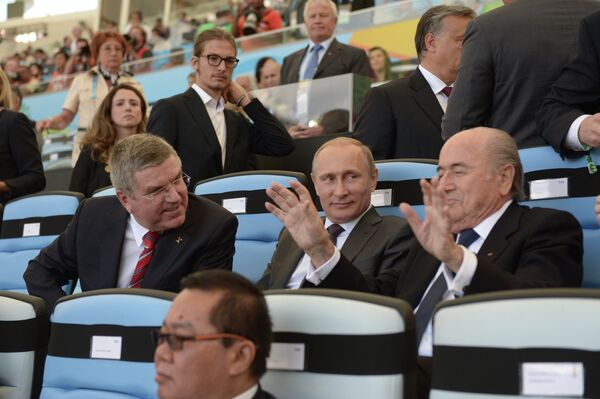 Президент России Владимир Путин (в центре) во время торжественной церемонии закрытия чемпионата мира