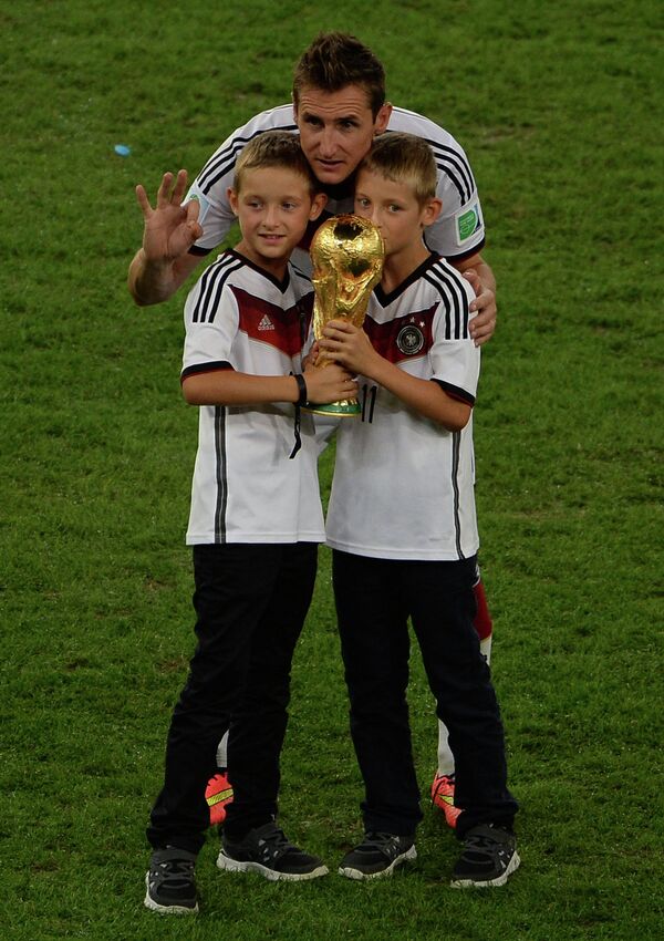 Форвард сборной Германии Мирослав Клозе с детьми после финального матча ЧМ-2014