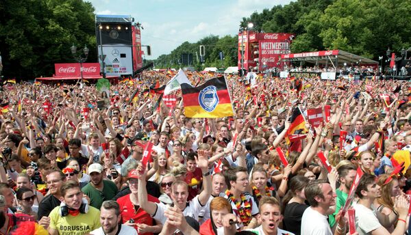 Фанаты сборной Германии по футболу у Бранденбургских ворот
