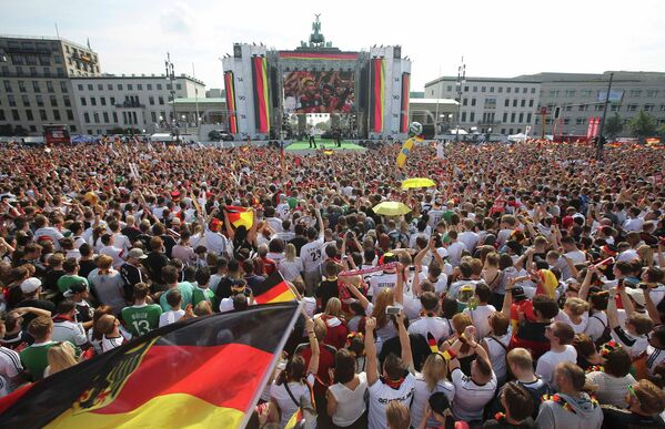 Немецкие фанаты у Бранденбургских ворот в Берлине