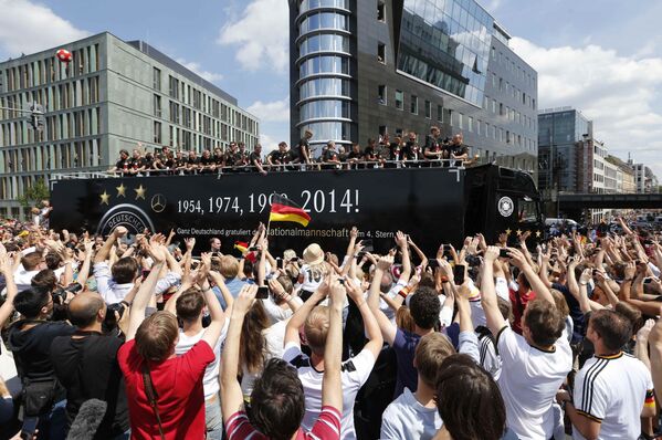 Фанаты приветствуют свою команду на улицах Берлина.
