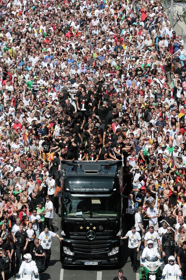 Сборная Германии по футболу во время парада победы в центре Берлина