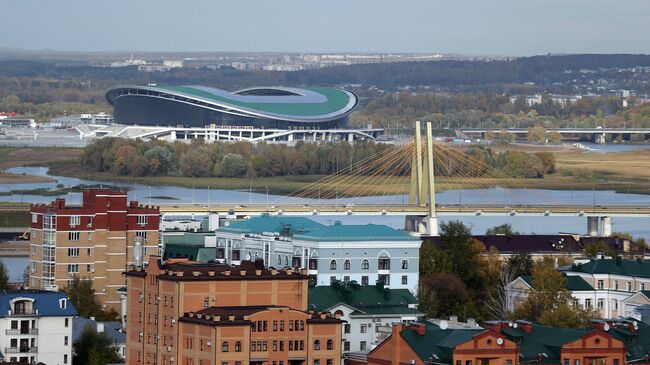 Вид на мост Миллениум и стадион Казань-Арена (слева) в Казани