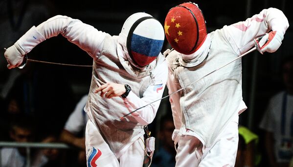 Фехтование. Алексей Черемисинов (слева) и китайский спортсмен Хайвей Чен
