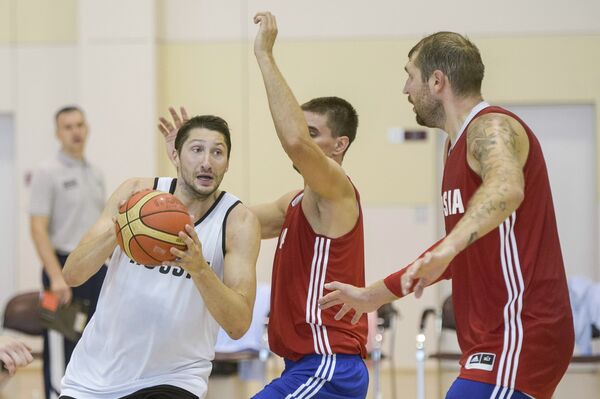 Баскетболисты сборной России Никита Курбанов, Валерий Лиходей, Дмитрий Соколов (слева направо)