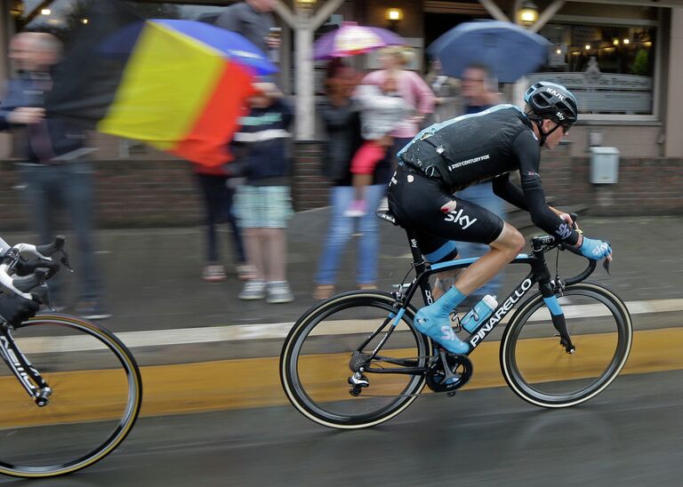 Лидер команды Team Sky Крис Фрум продолжает движение на пятом этапе Тур де Франс после падения. Чуть позже он сойдет со знаменитой веломногодневки